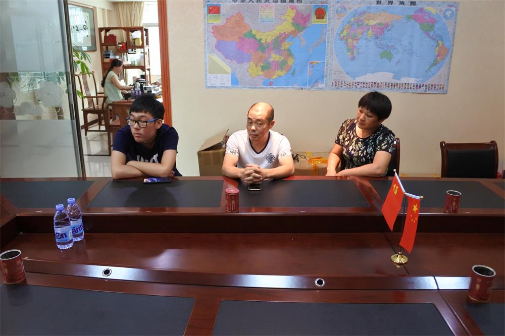 知識改變?nèi)说拿\，公司職工子女考上大學(xué) 單位頒發(fā)助學(xué)金