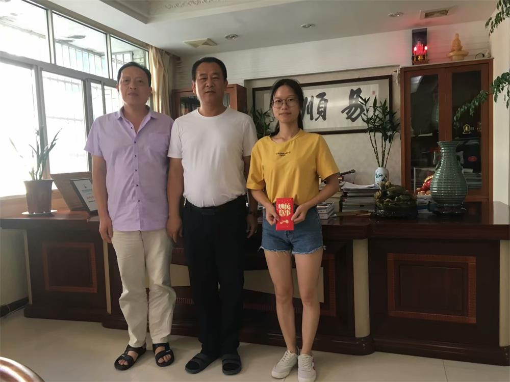 知識改變?nèi)说拿\，公司職工子女考上大學(xué) 單位頒發(fā)助學(xué)金
