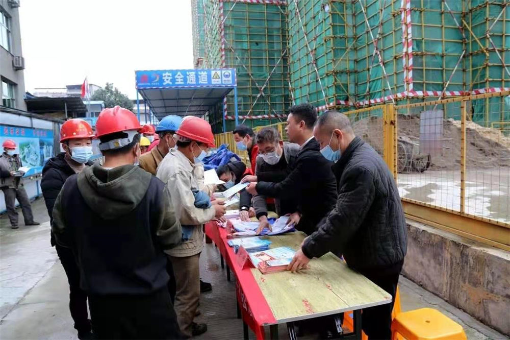 工農(nóng)路農(nóng)貿(mào)市場(chǎng)及安置房綜合體項(xiàng)目部攜手松溪縣總工會(huì)、司法局聯(lián)合開展農(nóng)民工公益法律服務(wù)行動(dòng)