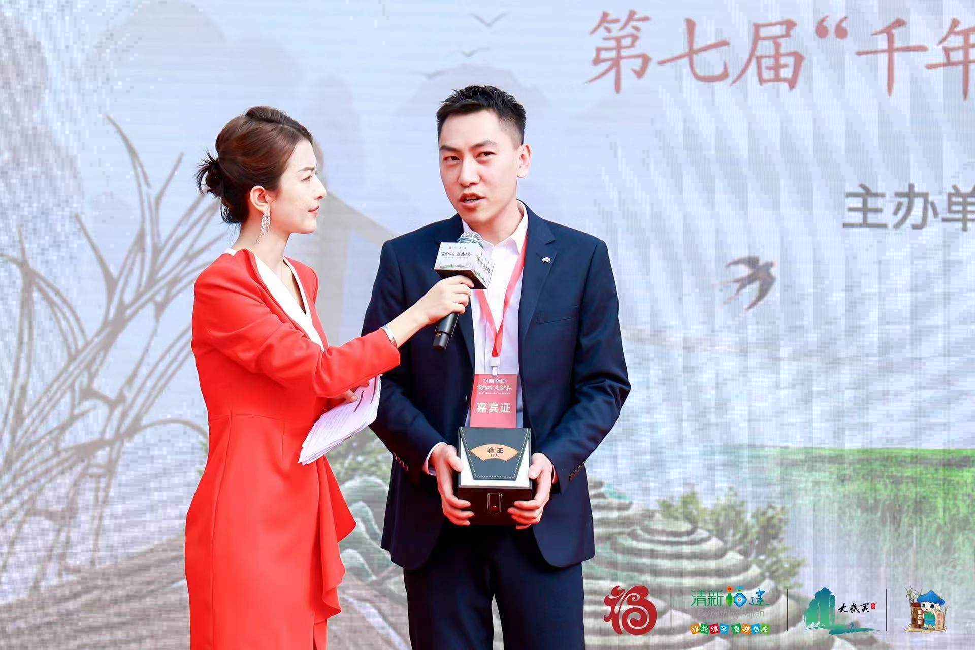 易順建工集團總經(jīng)理李晉恒以高價斬獲“糖王”桂冠，助力萬前村貧困村民