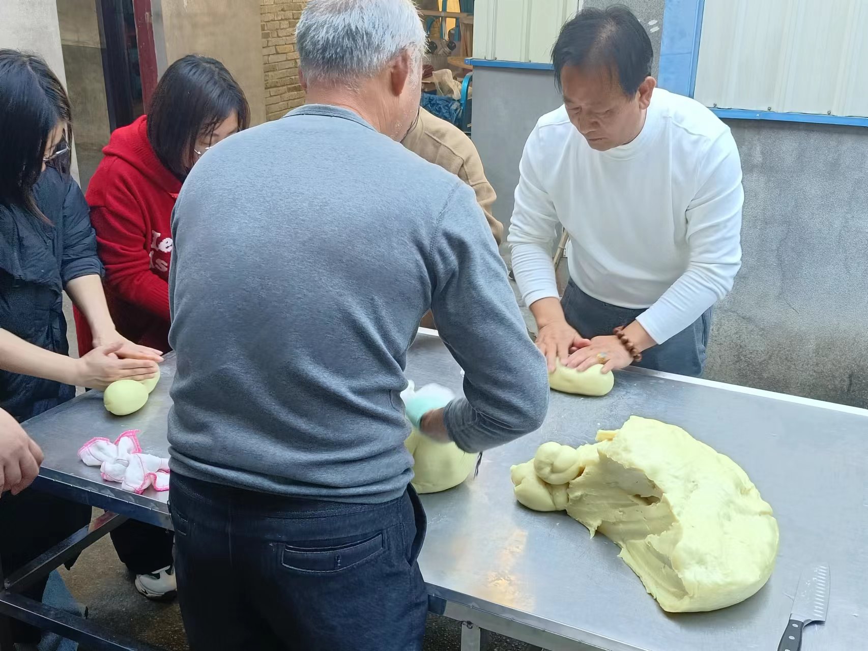 易順建工集團(tuán)：體驗(yàn)黃粿制作，傳承傳統(tǒng)文化