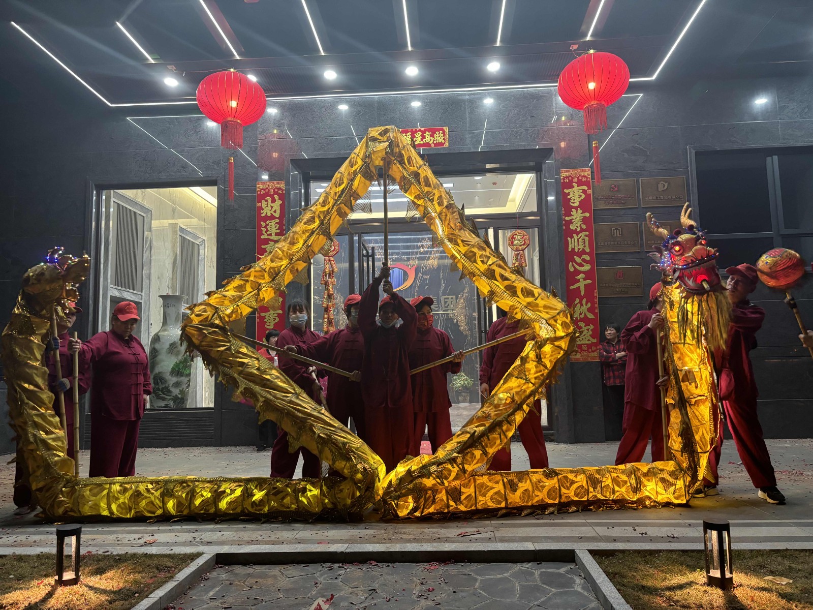 龍舞翩翩，瑞氣盈門！