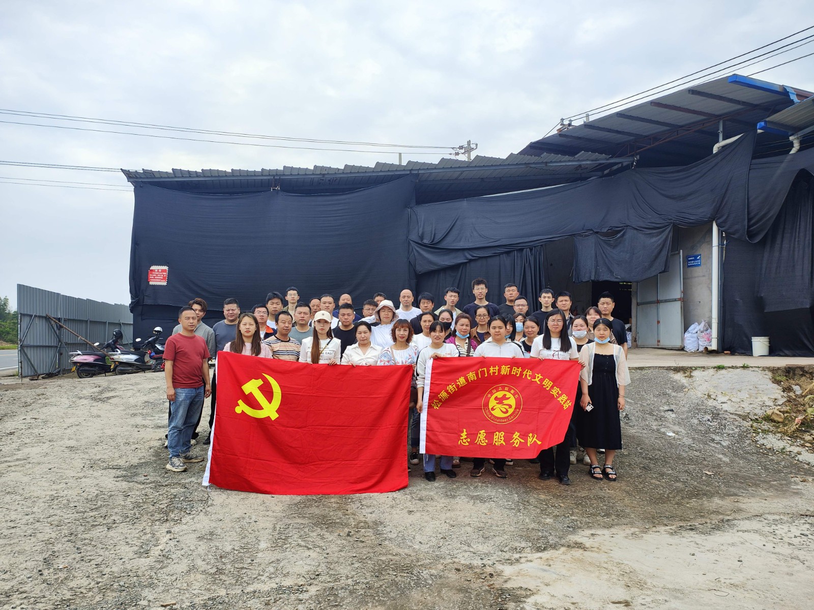 易順建工集團(tuán)有限公司入黨積極分子參加南門(mén)村、錢(qián)園橋村撂荒地整治活動(dòng)