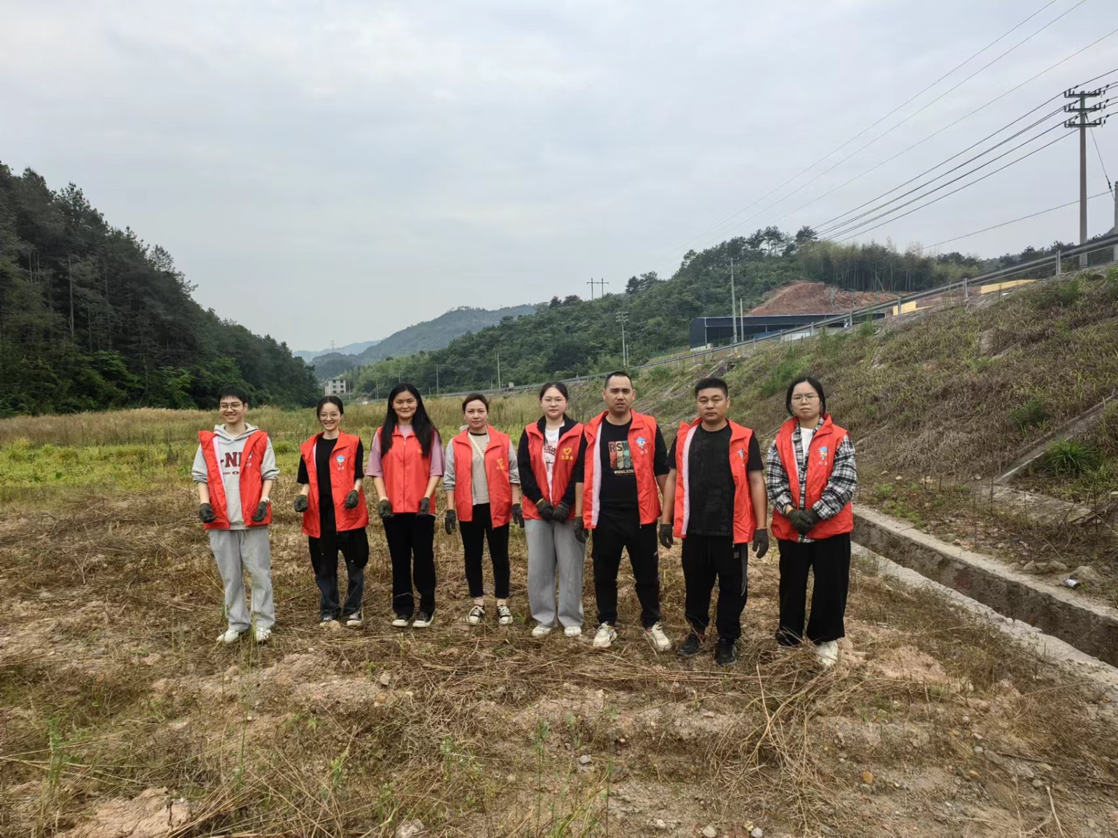易順建工集團(tuán)有限公司入黨積極分子參加南門(mén)村、錢(qián)園橋村撂荒地整治活動(dòng)