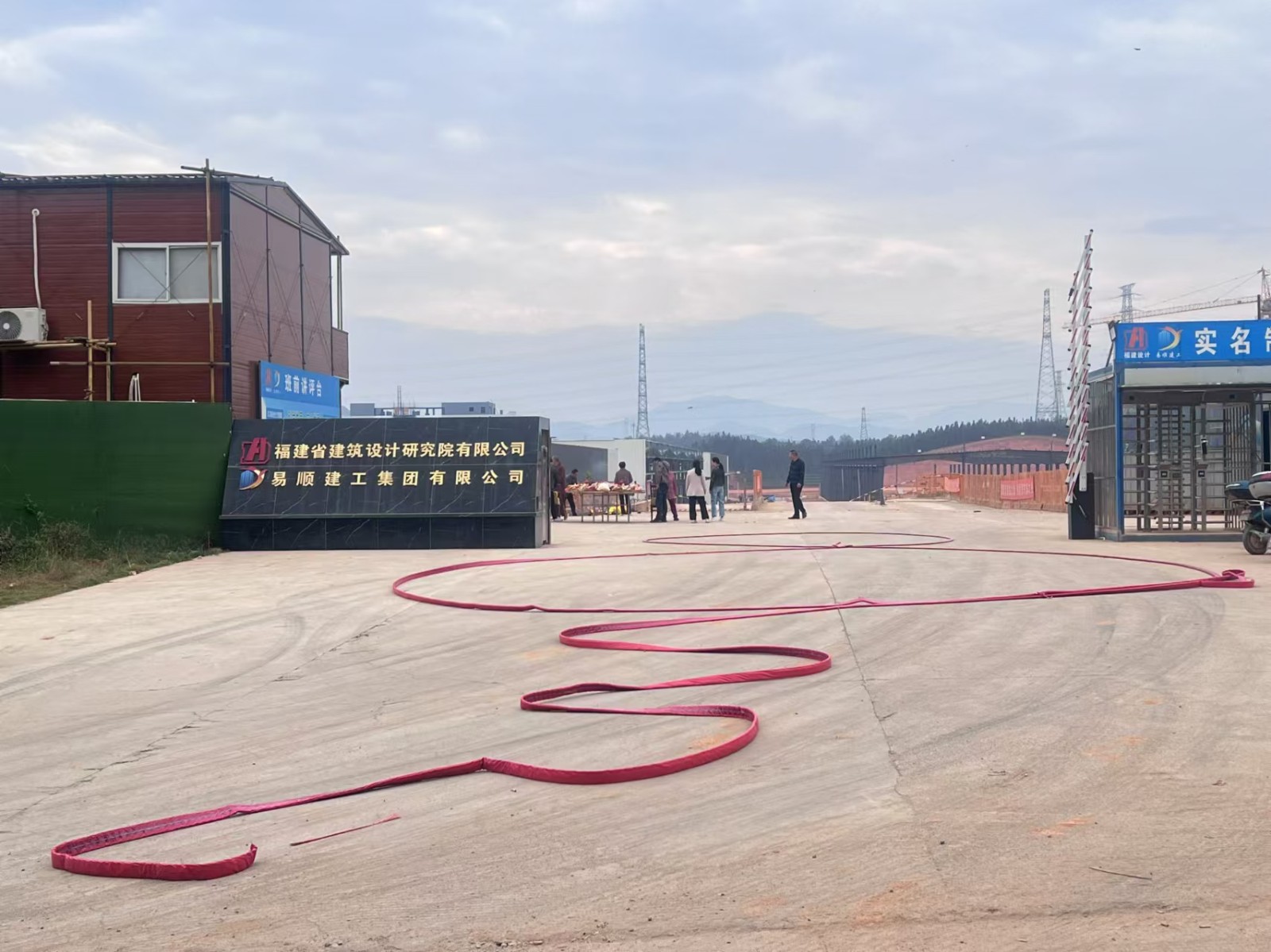 易順建工集團(tuán)有限公司承建的松溪縣三和循環(huán)經(jīng)濟(jì)產(chǎn)業(yè)園標(biāo)準(zhǔn)化廠(chǎng)房和基礎(chǔ)設(shè)施提升項(xiàng)目——標(biāo)準(zhǔn)化廠(chǎng)房建設(shè)項(xiàng)目封頂大吉！