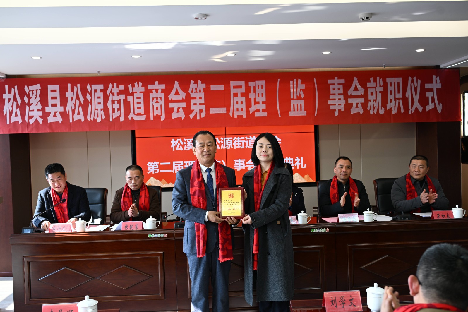 喜報(bào)！易順建工集團(tuán)有限公司李易順董事長(zhǎng)連任松源街道商會(huì)第二屆會(huì)長(zhǎng)